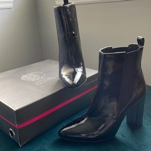 Vince Camuto Britsy Bootie in Carbone 8.5M